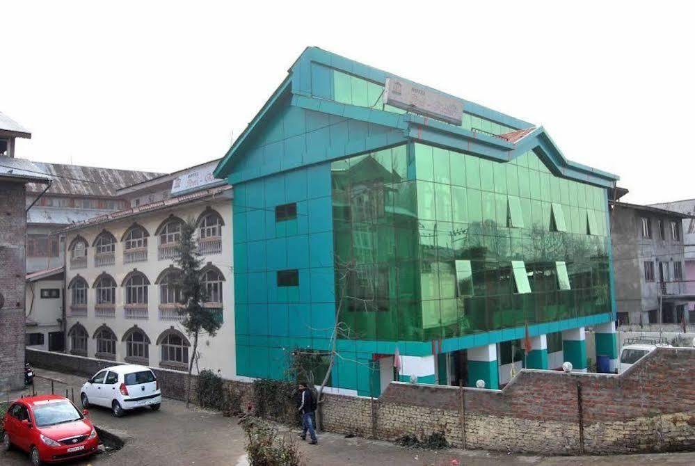 Hotel Ibni Kabeer Srīnagar Esterno foto